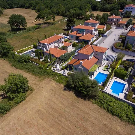 Fabulous Zelda With Pool Near The Vila *