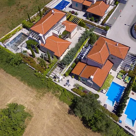 Fabulous Zelda With Pool Near The Vila