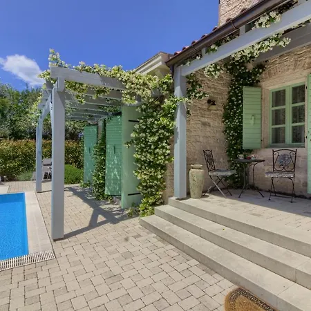 Fabulous Zelda With Pool Near The Medulin