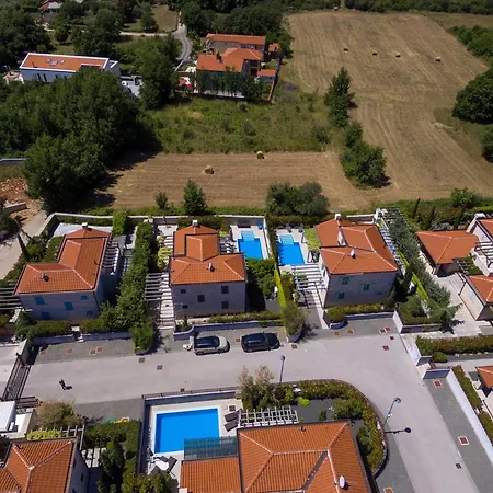 Fabulous Zelda With Pool Near The Vila