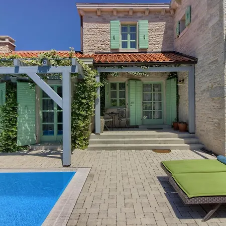 Fabulous Zelda With Pool Near The *