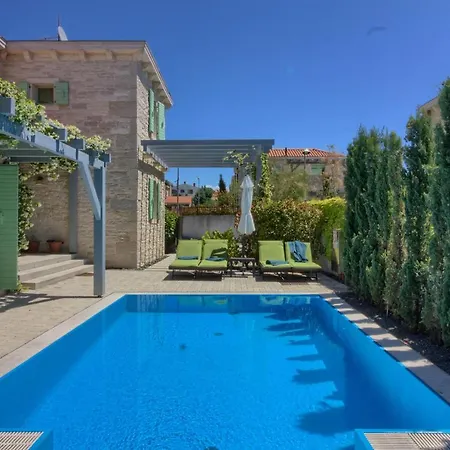 Fabulous Zelda With Pool Near The Vila *
