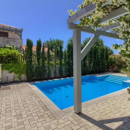 Fabulous Zelda With Pool Near The *