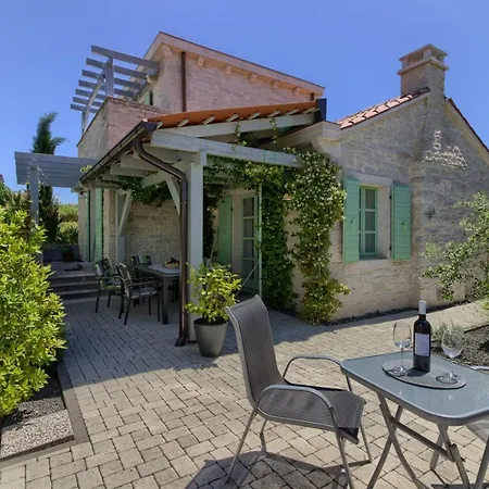 Fabulous Zelda With Pool Near The Villa *