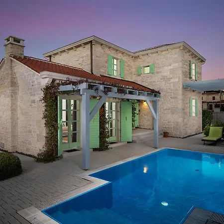 Villa Fabulous Zelda With Pool Near The