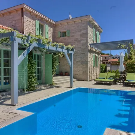 Villa Fabulous Zelda With Pool Near The *