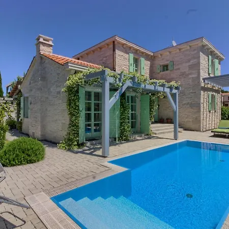 Vila Fabulous Zelda With Pool Near The Medulin