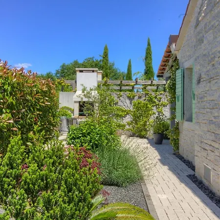 Fabulous Zelda With Pool Near The Villa Medulin