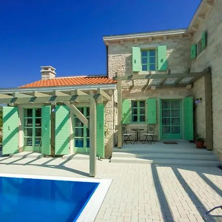 Villa Fabulous Zelda With Pool Near The Medulin