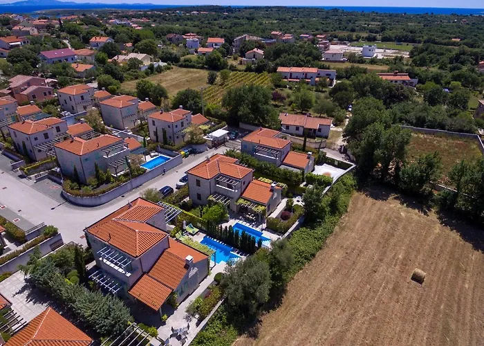 Fabulous Zelda With Pool Near The *