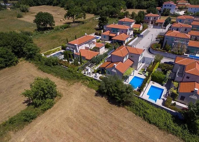 Fabulous Zelda With Pool Near The Villa *