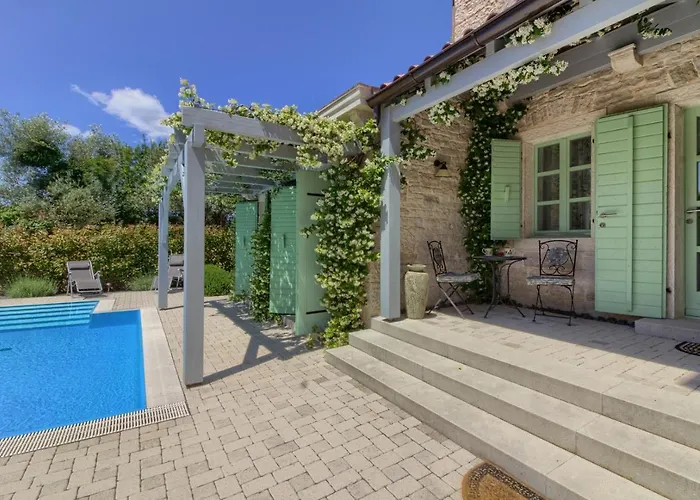 Fabulous Zelda With Pool Near The Medulin