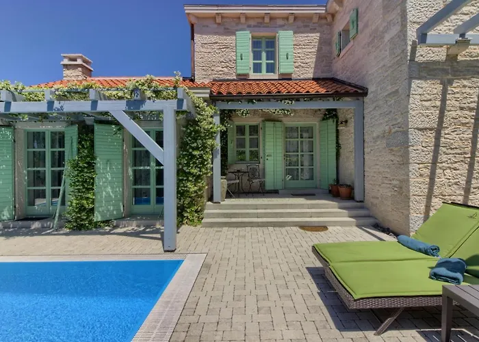 Fabulous Zelda With Pool Near The *
