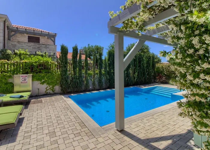 Fabulous Zelda With Pool Near The *
