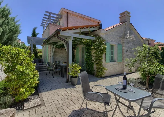 Fabulous Zelda With Pool Near The Villa *