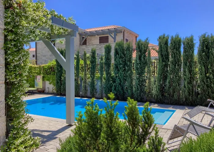 Fabulous Zelda With Pool Near The