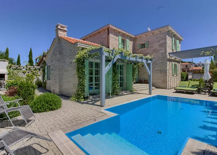Villa Fabulous Zelda With Pool Near The Medulin