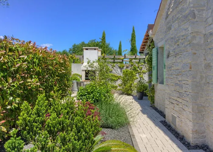 Fabulous Zelda With Pool Near The Villa Medulin