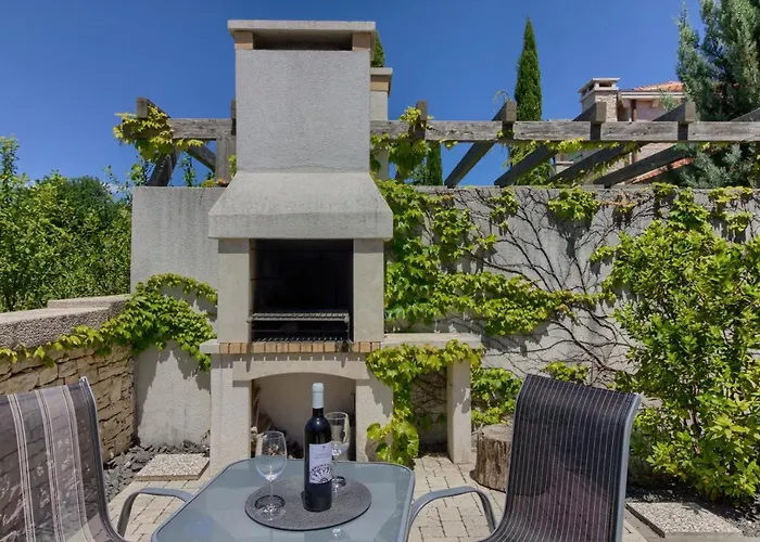 Fabulous Zelda With Pool Near The Villa Medulin