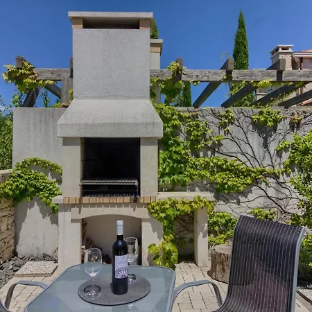 Fabulous Zelda With Pool Near The Villa Medulin