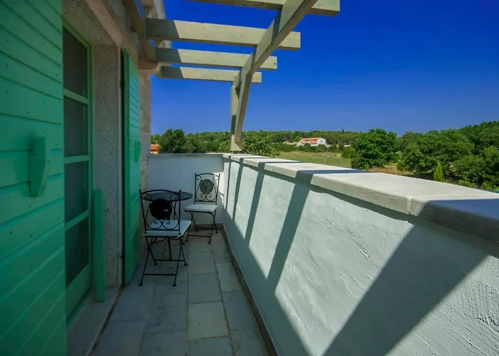 Fabulous Zelda With Pool Near The *